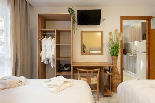 Habitación de hotel con 2 camas y espejo en Villa Zoi, en Paralia Katerinis
