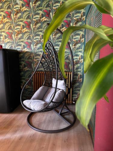 een schommelstoel in een kamer met een plant bij Casal Camillo in Case Selva Grande
