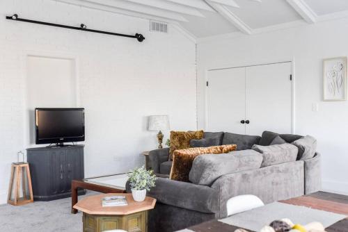 Televisyen dan/atau pusat hiburan di Large 2 Bedroom Great Location Close to Everything