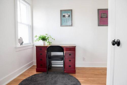 Gambar di galeri bagi Large 2 Bedroom Great Location Close to Everything di Pittsburgh