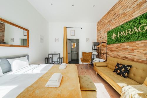 sypialnia z łóżkiem i kanapą w obiekcie Classy Modern Studio - Free Parking w Wiedniu