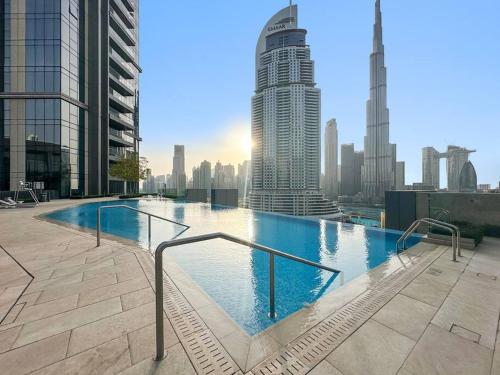 Modern 2BR with Harbor Views, Pool, & Concierge