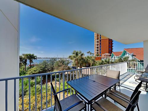 彭萨科拉海滩South Harbour 2f的配有桌椅并可欣赏海景的阳台
