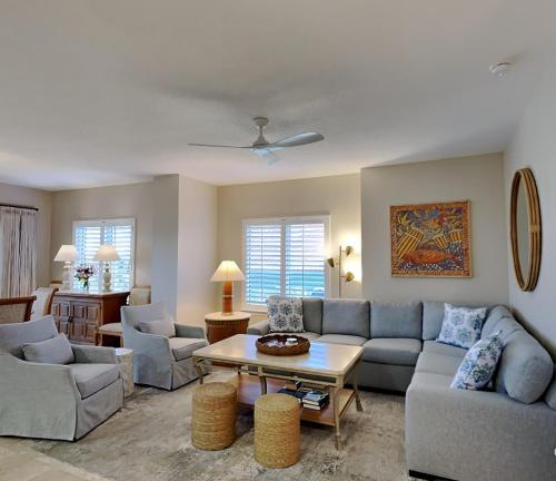 彭萨科拉海滩South Harbour 2f的客厅里有一张沙发和一张桌子。