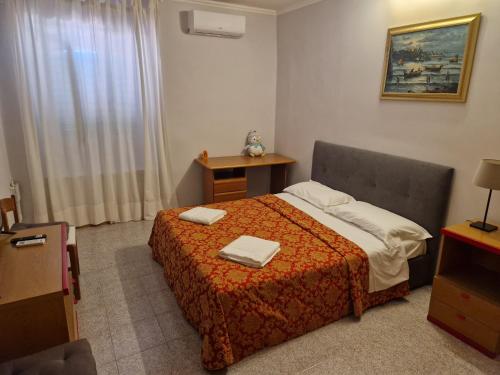 1 dormitorio con 1 cama con 2 toallas en Alloggio Hello Roma 2.0 en Roma