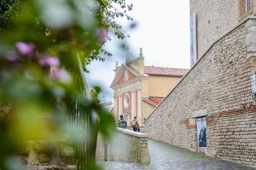 Old town Antibes Superb new flat, for 3, AC, Wi-Fi