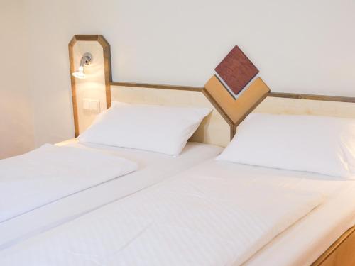 Postel nebo postele na pokoji v ubytování Hotel Burgklause