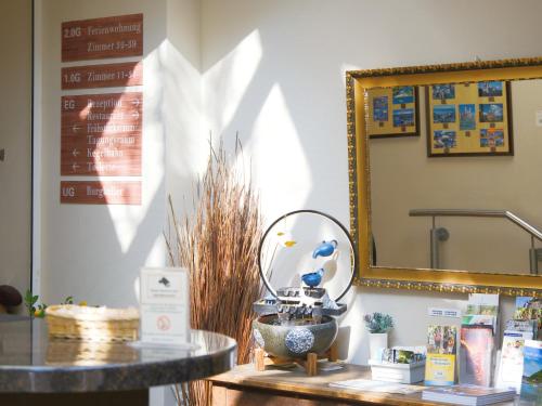 een spiegel zittend op een tafel in een winkel bij Hotel Burgklause in Nickenich