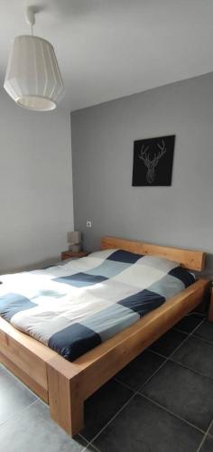 une chambre avec un lit avec une couette noire et blanche dans l'établissement Maison tout confort en garrigue, à Boisseron