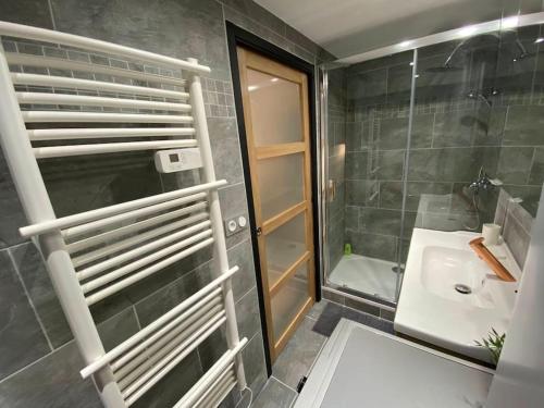 une salle de bain avec une douche, un lavabo et des toilettes dans l'établissement ☆ City lodge ☆ Super-meublé pro #Montlhéry, à Montlhéry