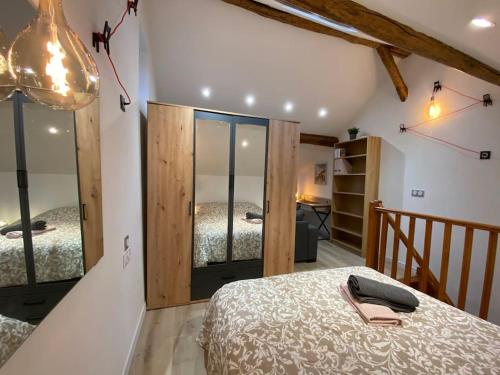 - une chambre avec 2 lits et une grande porte en verre dans l'établissement ☆ City lodge ☆ Super-meublé pro #Montlhéry, à Montlhéry