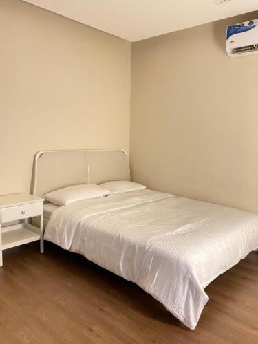 1 dormitorio con cama y mesita de noche en شقه حي المروج B, en Riad