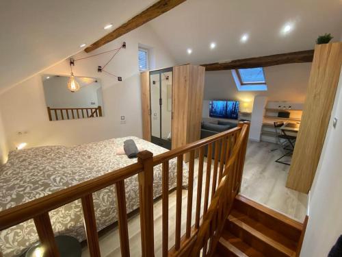 - une chambre avec un lit sur un escalier en bois dans l'établissement ☆ City lodge ☆ Super-meublé pro #Montlhéry, à Montlhéry