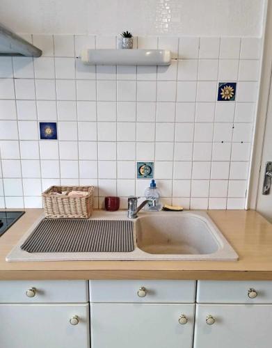 un comptoir de cuisine avec un évier dans une cuisine dans l'établissement Appartement Barbieux - Roubaix - 15min de Lille, à Roubaix