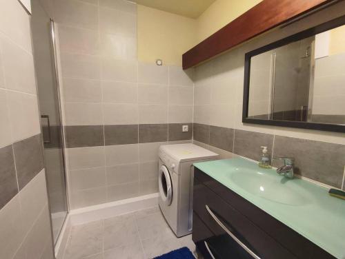 Kúpeľňa v ubytovaní Appartement vue MER avec WIFI, parking, au port de de PERROS-GUIREC - Réf 848