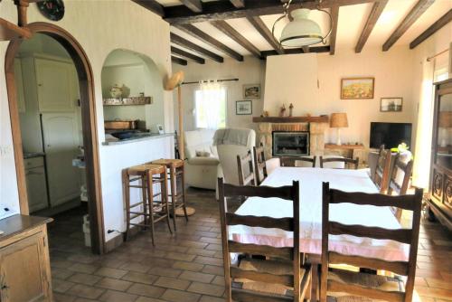 une cuisine et une salle à manger avec une table et des chaises dans l'établissement Maison avec WIFI, jardin, à 900m de la plage de Trestraou à PERROS-GUIREC Ref 849, à Perros-Guirec