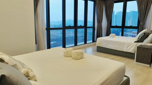 een hotelkamer met 2 bedden en een groot raam bij A4. The Moon @ Aurora Bukit Jalil in Kuala Lumpur