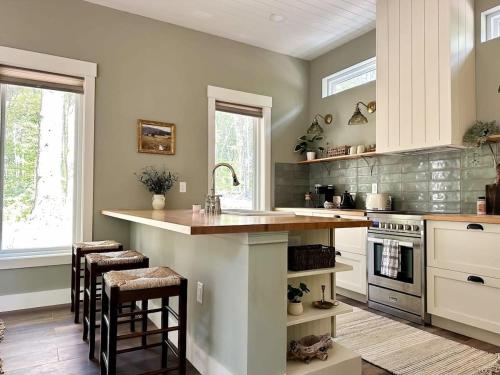 Kjøkken eller kjøkkenkrok på Brand New Modern Cottage Hocking Hills