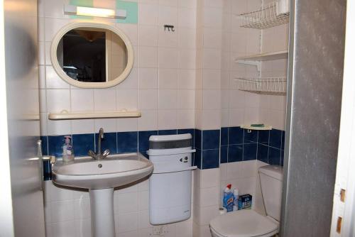 une petite salle de bain avec un lavabo et des toilettes dans l'établissement Appartement au dernier étage plage de Trestraou à PERROS-GUIREC - ref 858, à Perros-Guirec