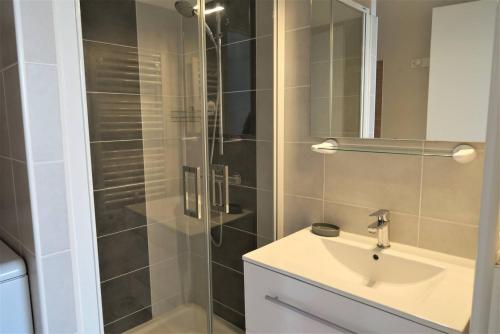 Kúpeľňa v ubytovaní Appartement avec WIFI gratuit, proche plage de Trestraou PERROS-GUIREC - Réf 859