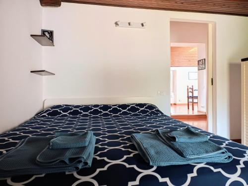 ein Schlafzimmer mit einem Bett mit zwei Handtüchern darauf in der Unterkunft Casetta Margherita 4 ospiti- Strategic Position in Bergamo