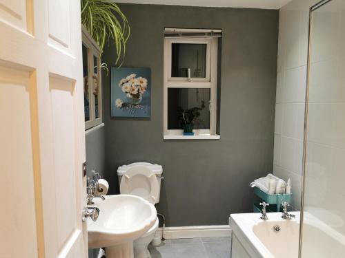 ein Badezimmer mit Waschbecken, Toilette und Badewanne in der Unterkunft Entire house Sheffield s10booking in Stannington