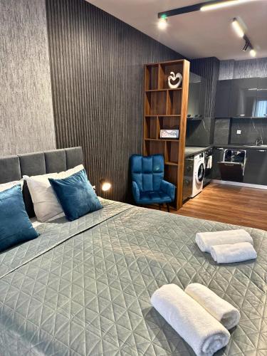 - une chambre avec un grand lit et 2 serviettes dans l'établissement WEST POINT DELUXE SUITE, à Plovdiv