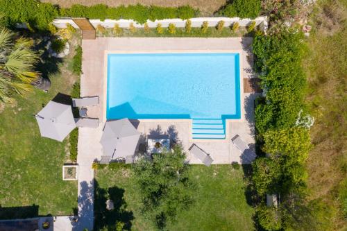 Pogled na bazen v nastanitvi Traditional Villa with Private Pool oz. v okolici