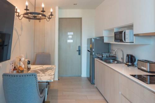 Η κουζίνα ή μικρή κουζίνα στο Veranda Residence Pattaya Ocean View by Phunnaaluck