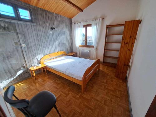 une chambre avec un lit et une chaise dedans dans l'établissement Spacieuse maison 4 pièces, 8 couchages, terrasse, parking privé, proche Marseillan plages - FR-1-326-420, à Marseillan