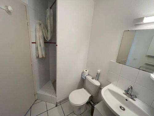 une salle de bain blanche avec des toilettes et un lavabo dans l'établissement Appartement T3 à 100m de l'océan avec terrasse, parking et animaux acceptés - Vieux-Boucau - FR-1-379-17, à Vieux-Boucau-les-Bains