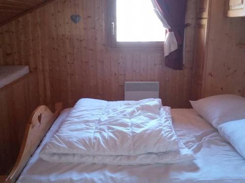 Postel nebo postele na pokoji v ubytování Duplex spacieux, 3 pièces près des pistes, Saint-Jean-d'Aulps - FR-1-573-76