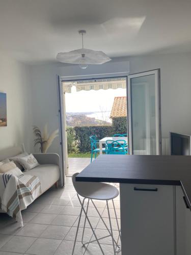 une cuisine et un salon avec une table et un canapé dans l'établissement VUE MER et SOLEIL LEVANT AU BELVEDERE, à Saint-Palais-sur-Mer