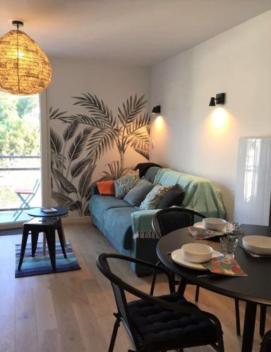 un salon avec un canapé et une table dans l'établissement Bel Appartement neuf plage de Trestraou à PERROS-GUIREC - Ref 862, à Perros-Guirec