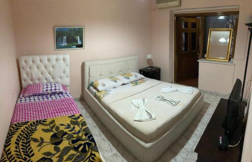 Un pat sau paturi într-o cameră la Guesthouse NEO