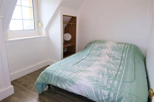 Llit o llits en una habitació de Appartement rénovée SUPERBE VUE MER au 2ème étage du Château de Trestraou - Réf 864