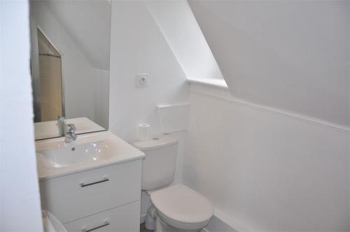 uma casa de banho branca com um WC e um lavatório em Appartement rénovée SUPERBE VUE MER au 2ème étage du Château de Trestraou - Réf 864 em Perros-Guirec
