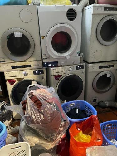4 lavadoras y secadoras están apiladas en una habitación en Nhà trọ studio, en Hanói