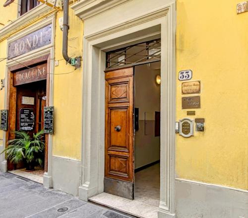 eine Holztür auf einem Gebäude in einer Straße in der Unterkunft Ariento House by 360Rentals in Florenz