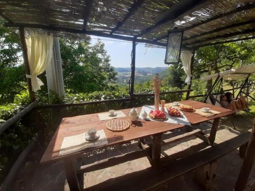 a picnic table with a view of the mountains at Tolles Ferienhaus in Urbino mit Grill, Garten und Terrasse in Urbino