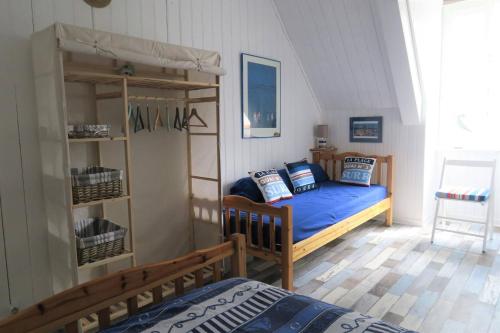 una camera con un letto e un letto a castello di Maison typique de pêcheur, rénovée avec wifi à PERROS-GUIREC - Réf 867 a Perros-Guirec