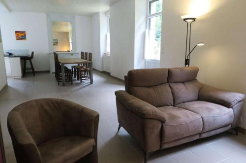 un salon avec un canapé et une table dans l'établissement Belle maison entièrement rénovée avec jardin, WIFI, à 400m de la mer à ST QUAY-PERROS - Ref 871, à Saint-Quay-Perros