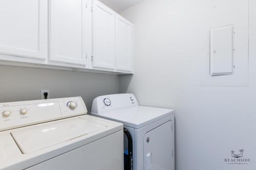 - une buanderie blanche avec lave-linge et sèche-linge dans l'établissement 70 Springwood Villa, à Île de Hilton-Head