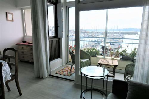 Cette chambre dispose d'un balcon avec vue sur le port. dans l'établissement Bel appartement avec loggia et balcon VUE SUR MER à PERROS-GUIREC - Réf 874, à Perros-Guirec