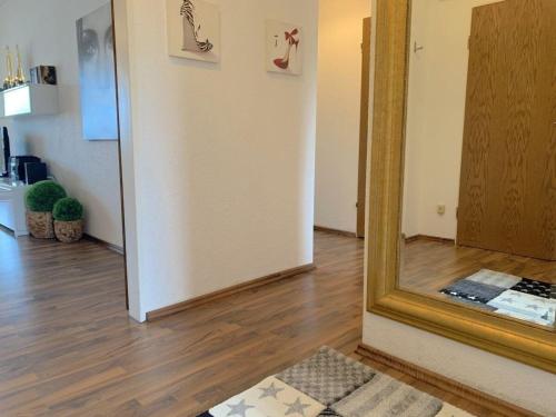 een kamer met een spiegel en een kamer met een gang bij Herrliche Ferienwohnung in Kattenturm mit Grill in Bremen