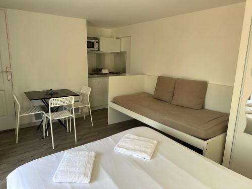 un petit salon avec un canapé et une table dans l'établissement Au coeur des Chateaux de la Loire, à Fondettes