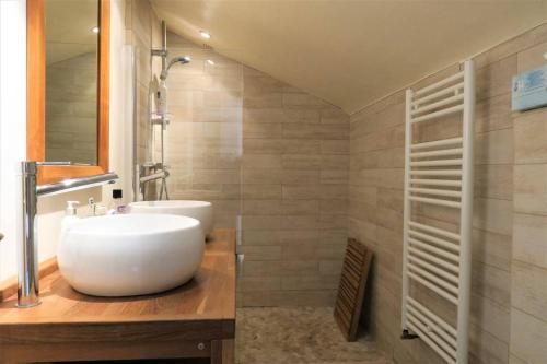 une salle de bain avec un lavabo blanc et une douche dans l'établissement Maison avec Terrasse Superbe Vue Mer plage de Trestraou - ref 907, à Perros-Guirec