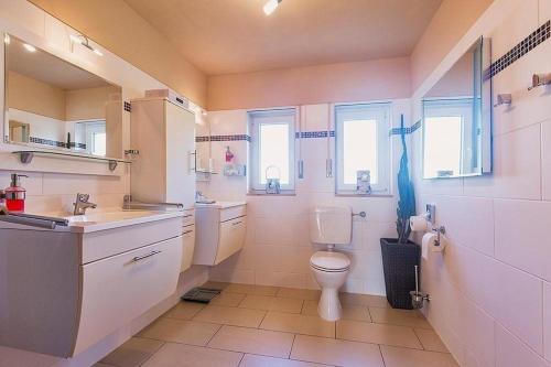 ein Bad mit einem WC und einem Waschbecken in der Unterkunft Charmantes Ferienhaus in Mensfelden mit Großem Balkon in Hünfelden