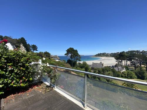 d'un balcon avec vue sur la plage. dans l'établissement Appartement VUE MER avec terrasse à PERROS-GUIREC - Réf 906, à Perros-Guirec