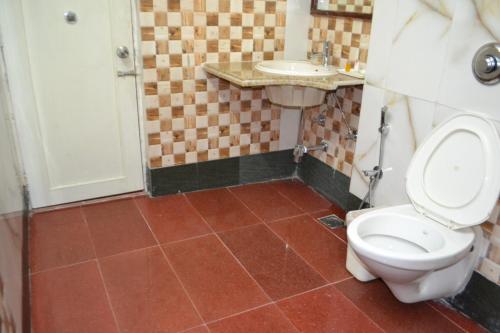 a bathroom with a toilet and a sink at Chandra Inn in Jodhpur